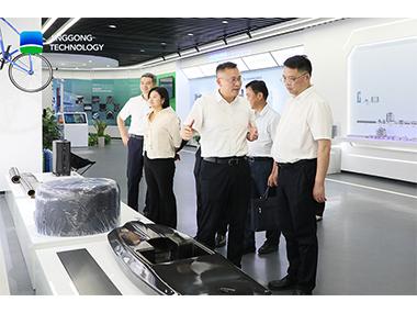 武汉市青山区委书记余志成一行到访精工科技