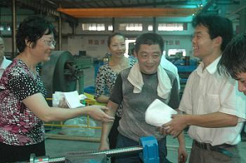 为高温下的员工送上实实在在的&ldquo;关怀&rdquo;