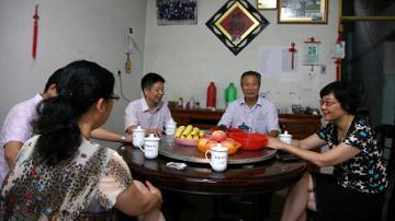 精功科技开展慰问老党员及生病员工活动