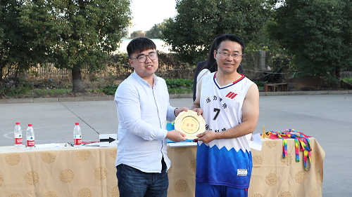 1574222913859745.jpg 4颁奖:亚军队教练.jpg
