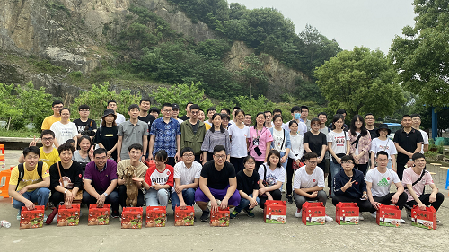 1589267368247807.jpg 18团建游戏:农舍合照.jpg