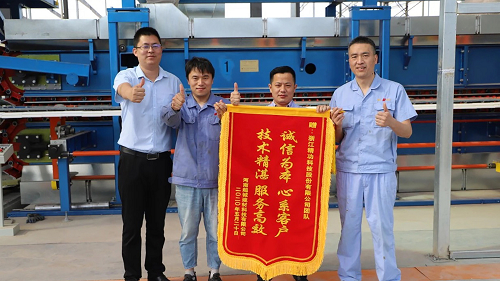1591601359770338.jpg 锦旗合影.jpg