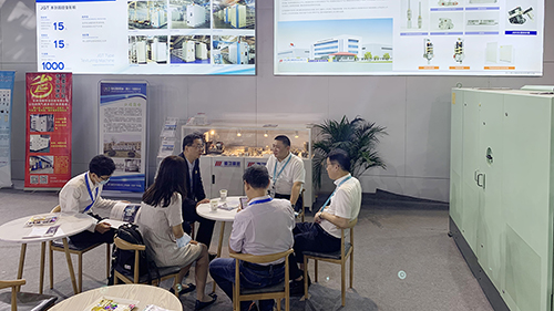 1623809318836921.jpg 2、中国纺织机械协会会长顾平莅临我司展位.jpg
