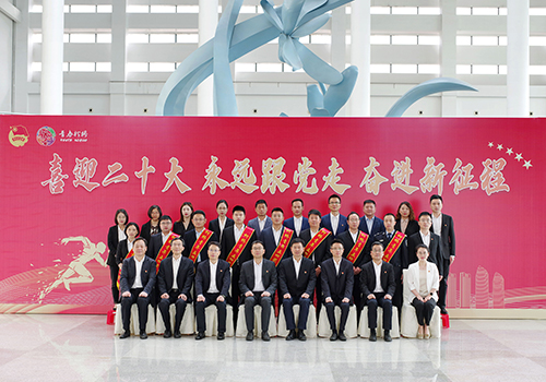 区领导与受表彰个人和集体代表合照.jpg